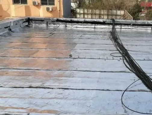 亭湖卫生间漏水维修公司分享下亭湖屋面楼顶防水刚性防水层施工要点。